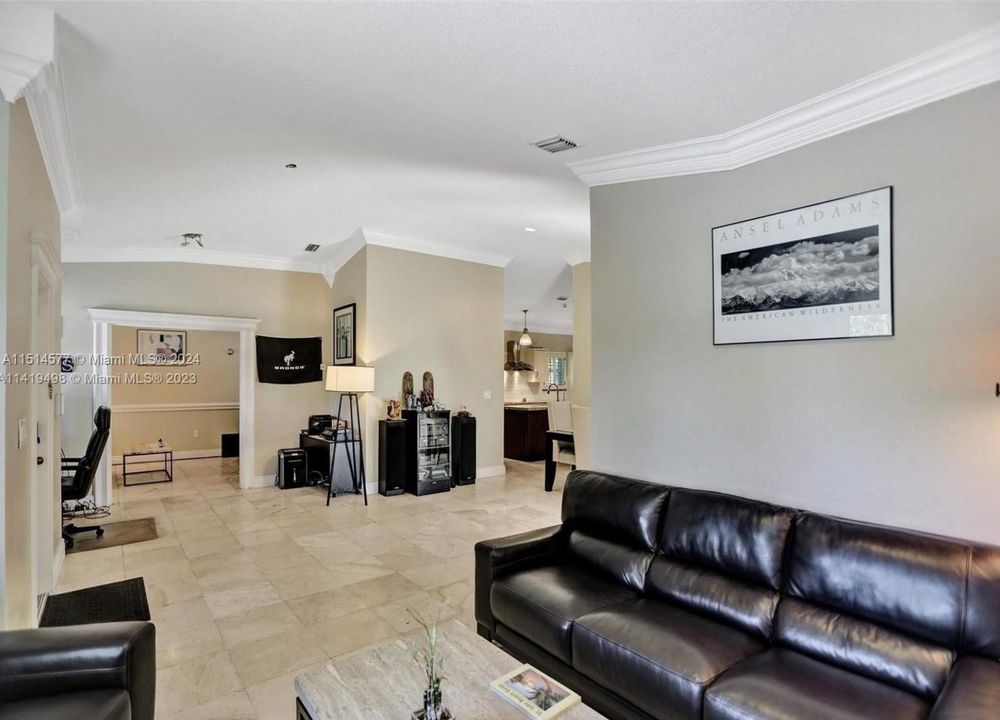 最近售出: $1,099,000 (3 贝兹, 3 浴室, 2223 平方英尺)