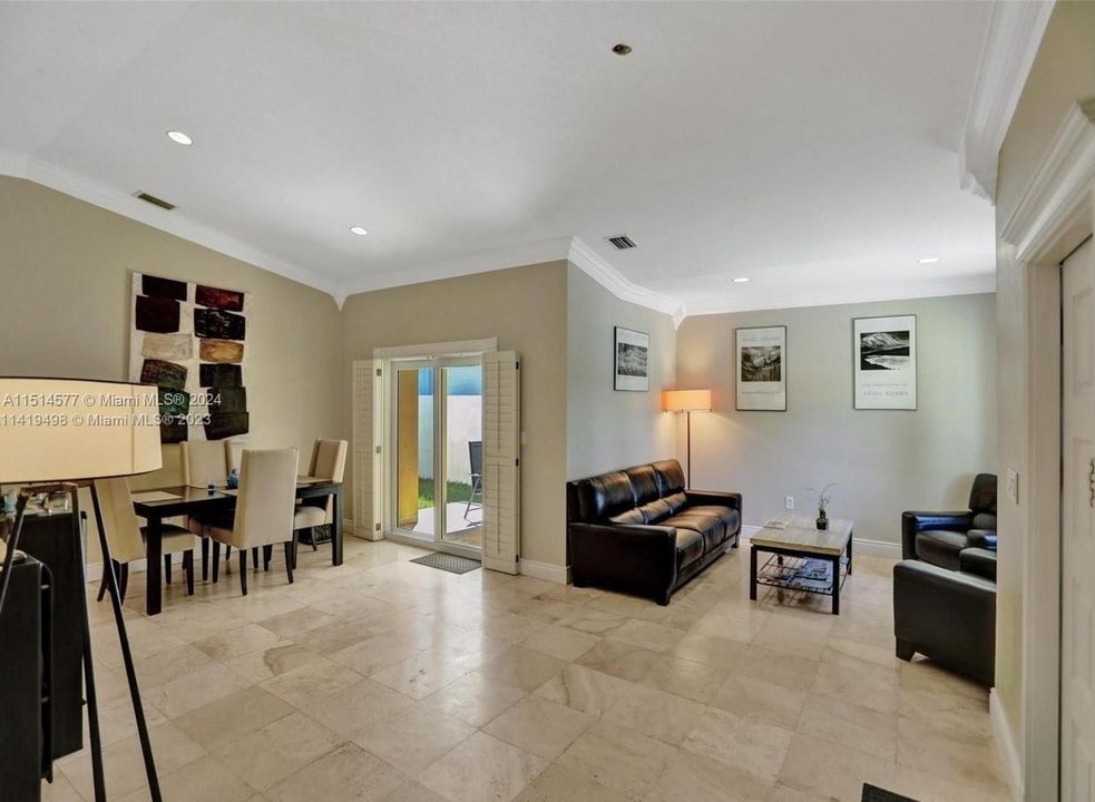 最近售出: $1,099,000 (3 贝兹, 3 浴室, 2223 平方英尺)