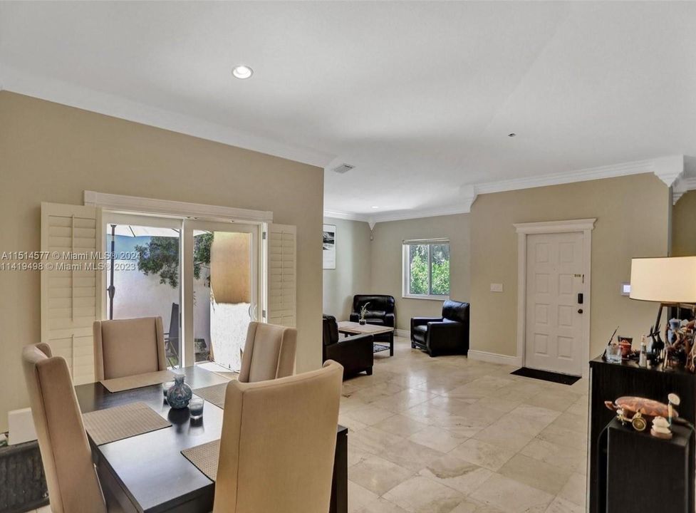 最近售出: $1,099,000 (3 贝兹, 3 浴室, 2223 平方英尺)