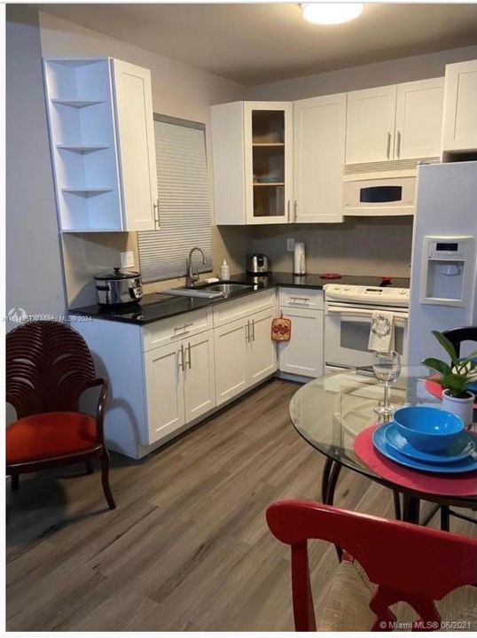 最近租的: $1,900 (1 贝兹, 1 浴室, 350 平方英尺)