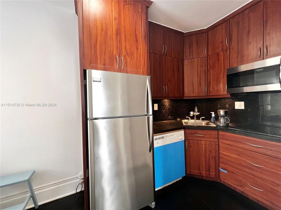 Active With Contract: $225,000 (0 beds, 1 baths, 351 Square Feet)