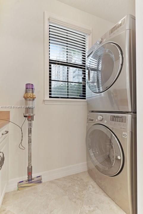 Recently Sold: $949,000 (3 beds, 2 baths, 1635 Square Feet)