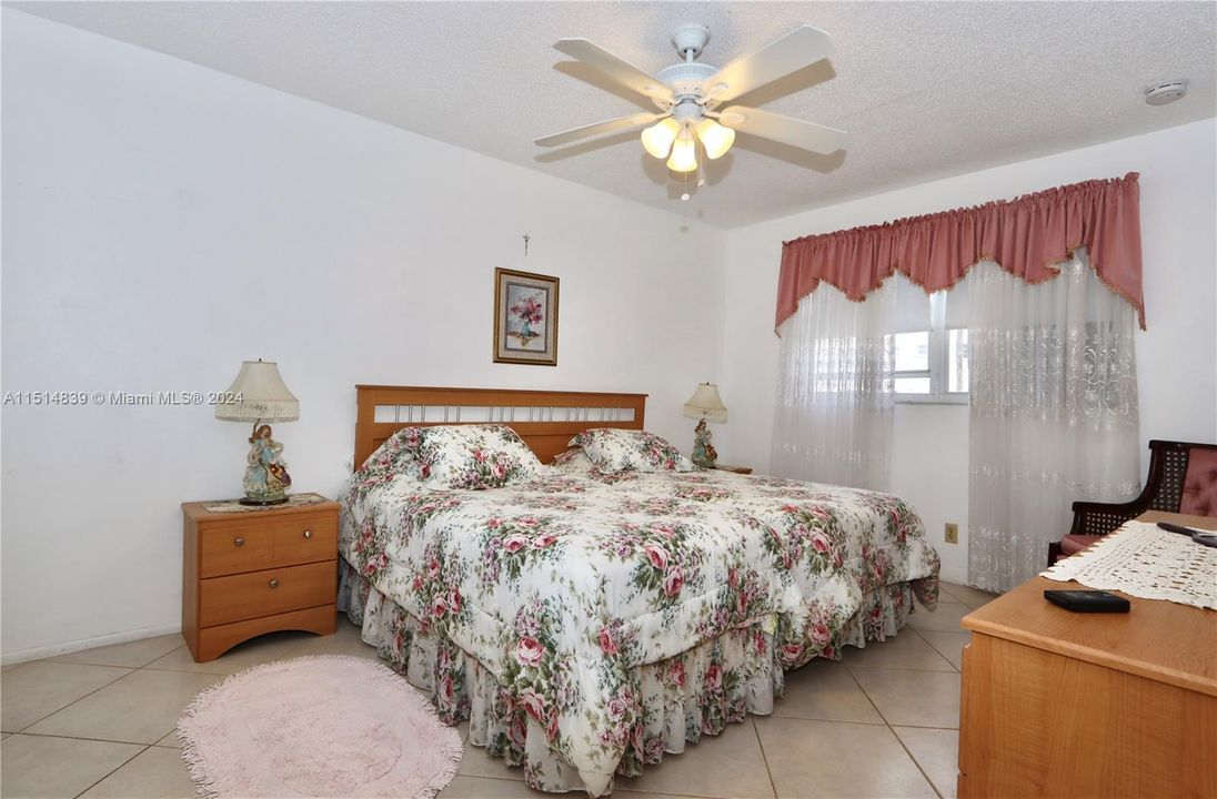 For Sale: $155,000 (2 beds, 1 baths, 880 Square Feet)