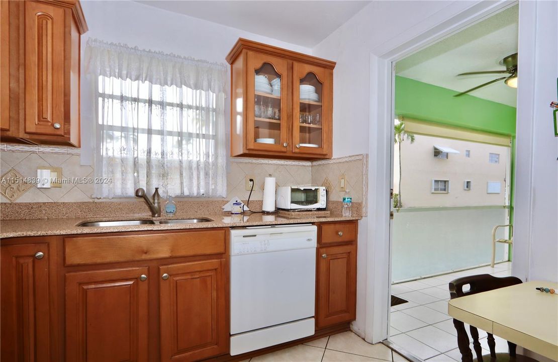For Sale: $155,000 (2 beds, 1 baths, 880 Square Feet)