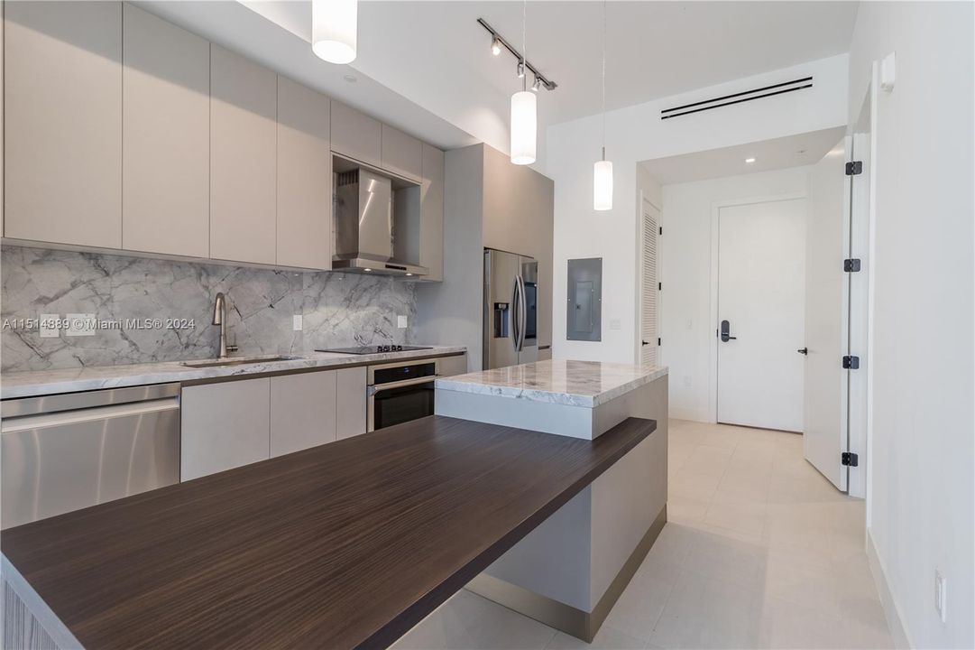 Recently Sold: $639,000 (1 beds, 1 baths, 751 Square Feet)