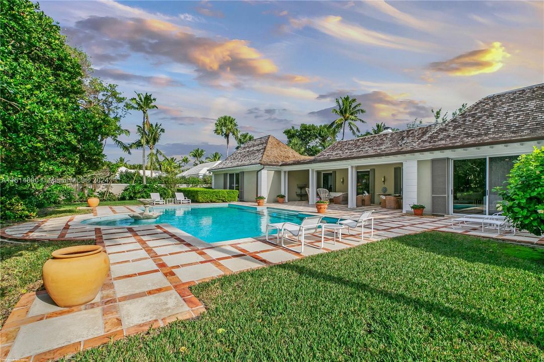 Recently Sold: $8,499,000 (5 beds, 4 baths, 3642 Square Feet)