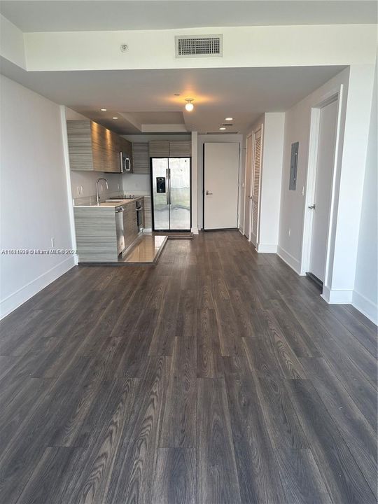 For Sale: $450,000 (1 beds, 1 baths, 593 Square Feet)