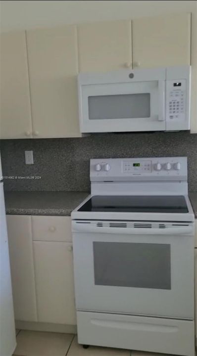 Activo con contrato: $250,000 (3 camas, 2 baños, 1076 Pies cuadrados)