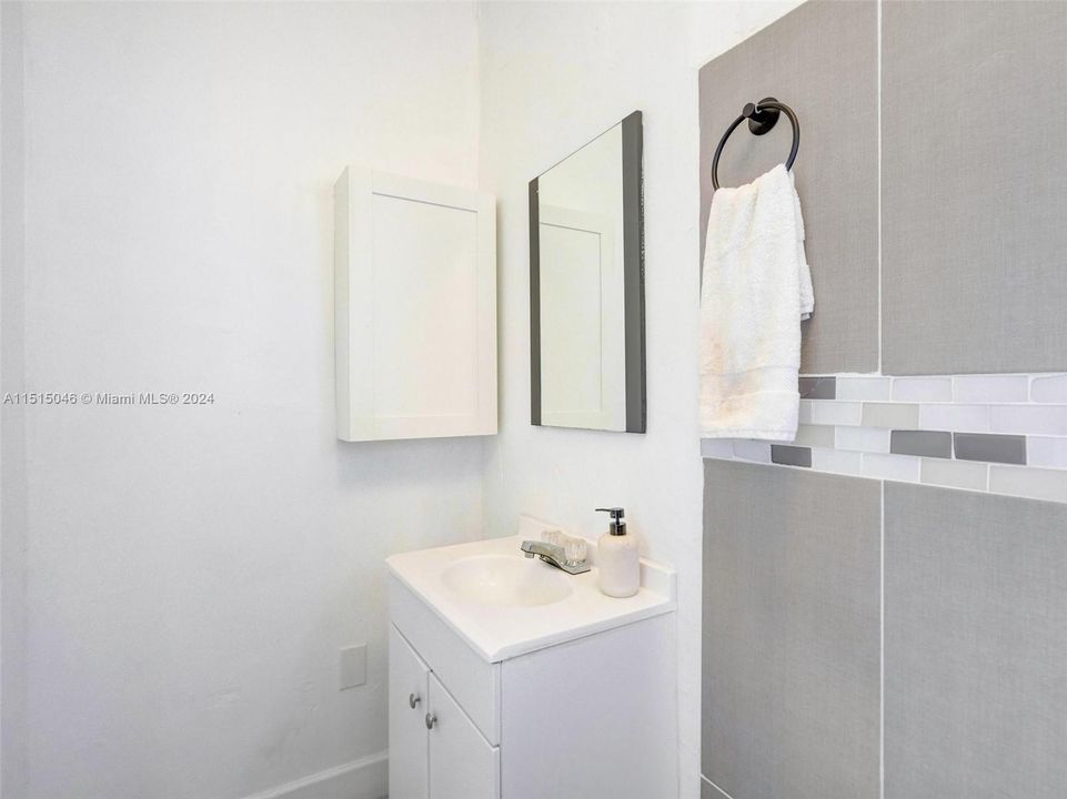 Recently Sold: $709,900 (4 beds, 3 baths, 1432 Square Feet)