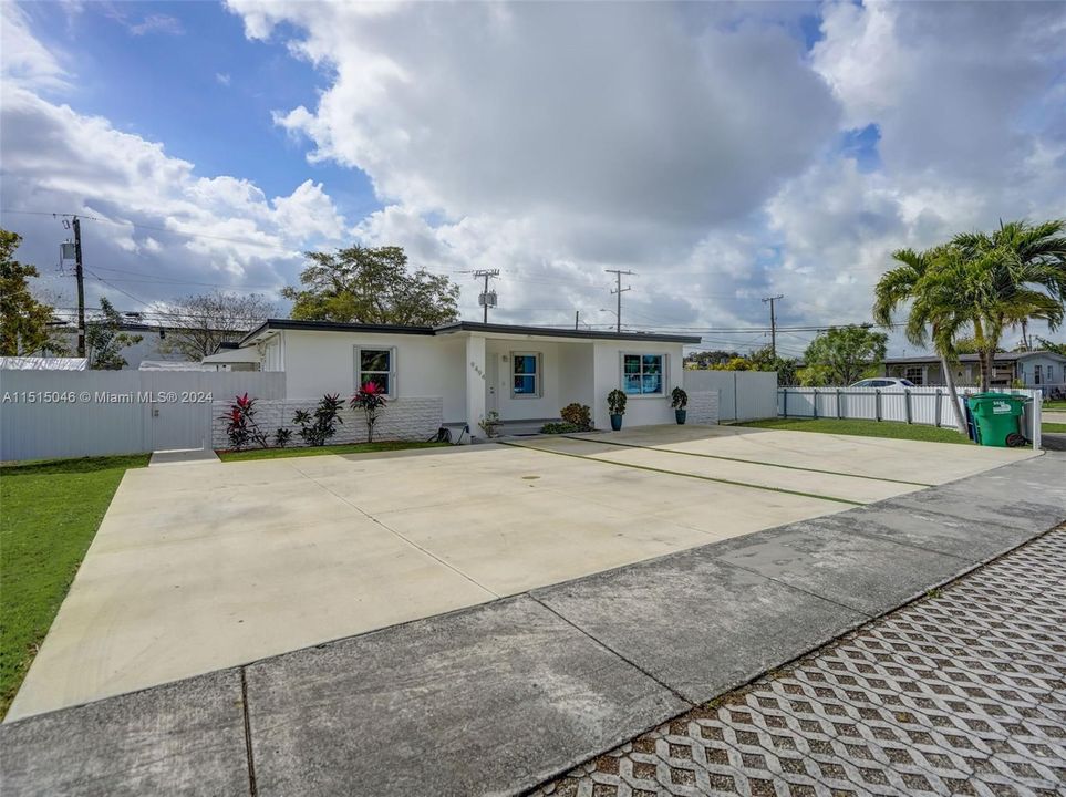 Recently Sold: $709,900 (4 beds, 3 baths, 1432 Square Feet)