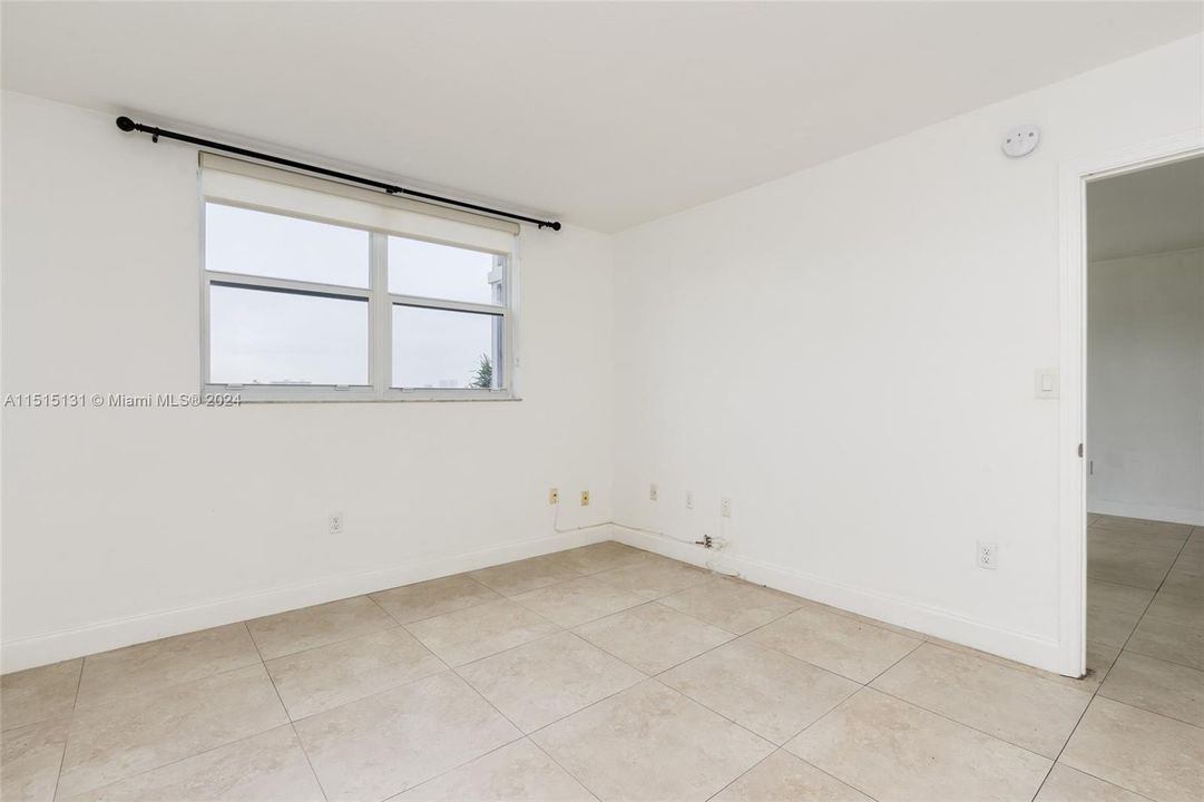 Active With Contract: $210,000 (1 beds, 1 baths, 768 Square Feet)