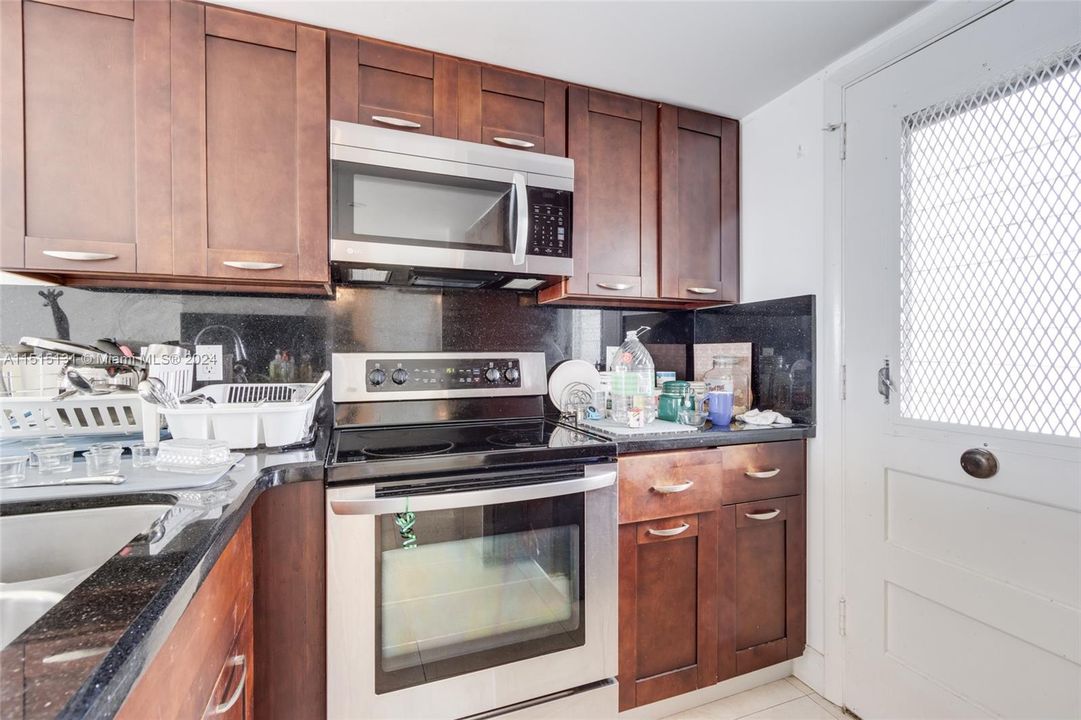 Active With Contract: $210,000 (1 beds, 1 baths, 768 Square Feet)