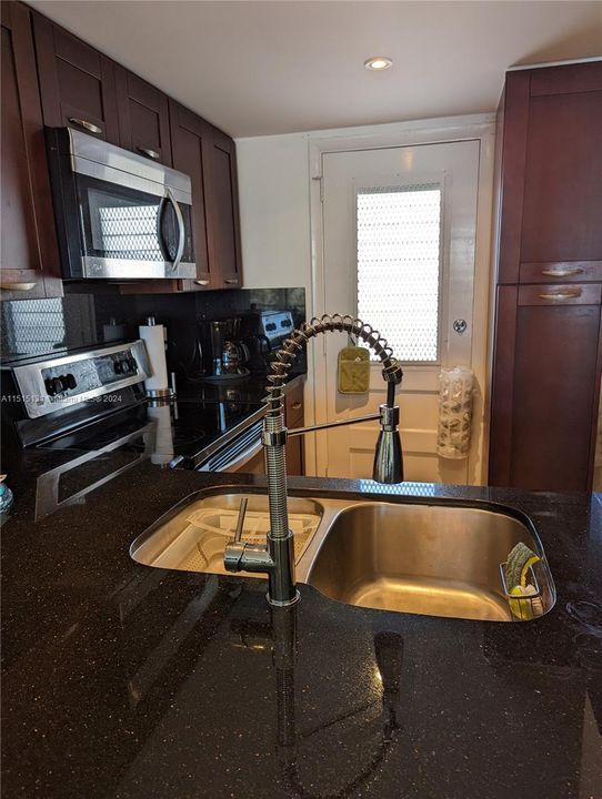 Active With Contract: $210,000 (1 beds, 1 baths, 768 Square Feet)