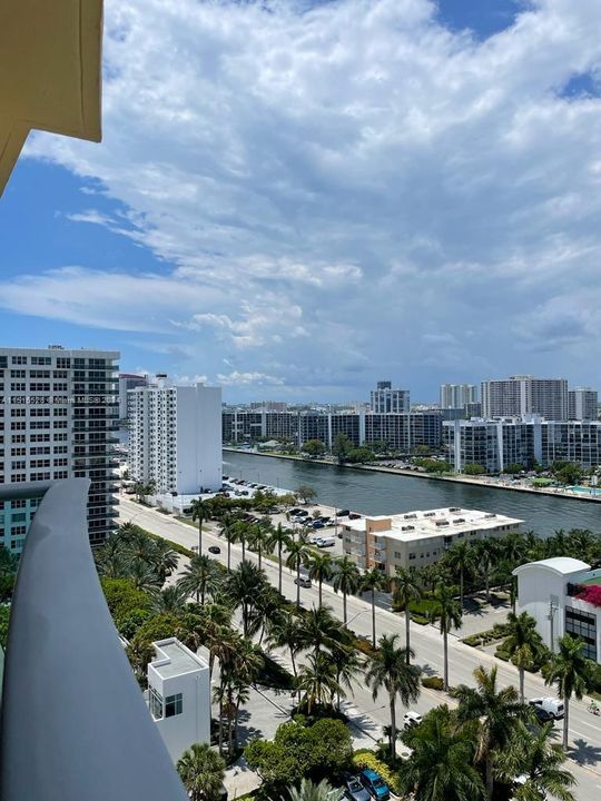 最近售出: $520,000 (1 贝兹, 1 浴室, 835 平方英尺)