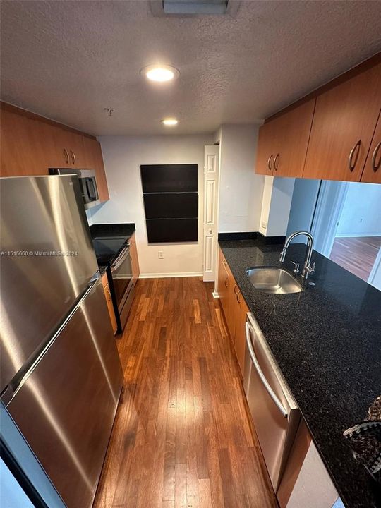 For Sale: $315,000 (1 beds, 2 baths, 882 Square Feet)