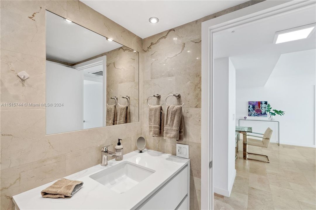 For Sale: $1,095,000 (2 beds, 2 baths, 1078 Square Feet)