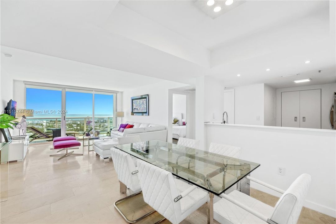 For Sale: $1,095,000 (2 beds, 2 baths, 1078 Square Feet)