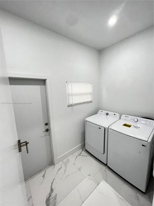 Recently Rented: $2,550 (2 beds, 1 baths, 2387 Square Feet)