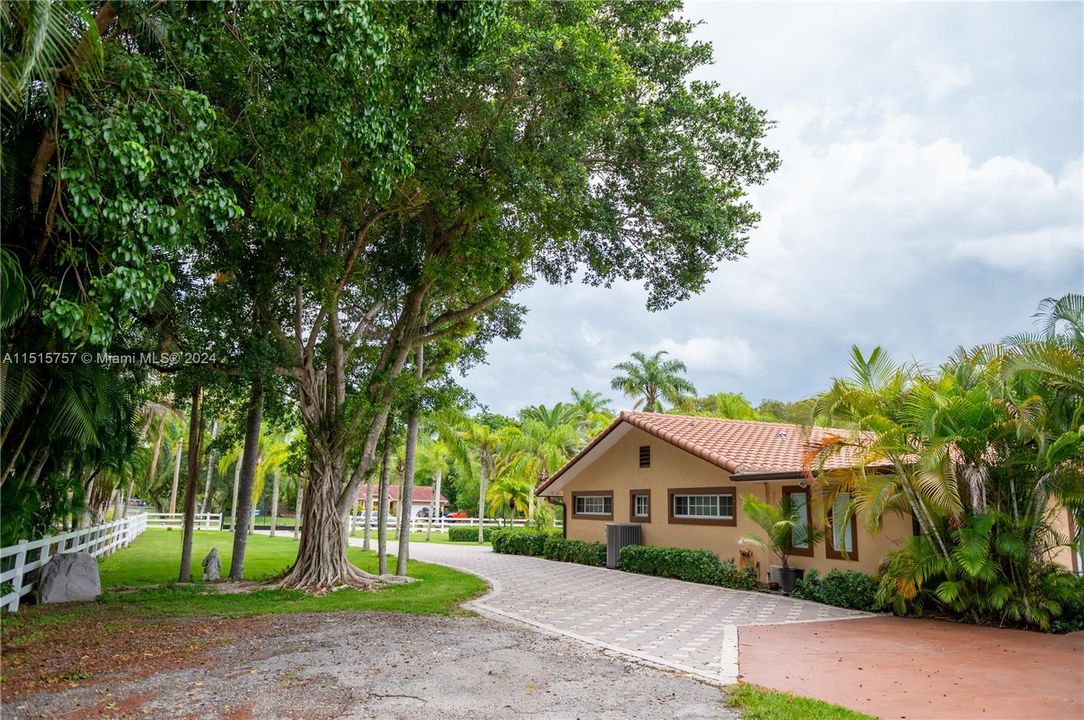 Recently Sold: $1,850,000 (5 beds, 3 baths, 3064 Square Feet)
