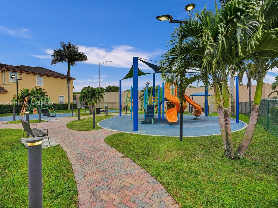 最近售出: $680,000 (4 贝兹, 3 浴室, 2306 平方英尺)