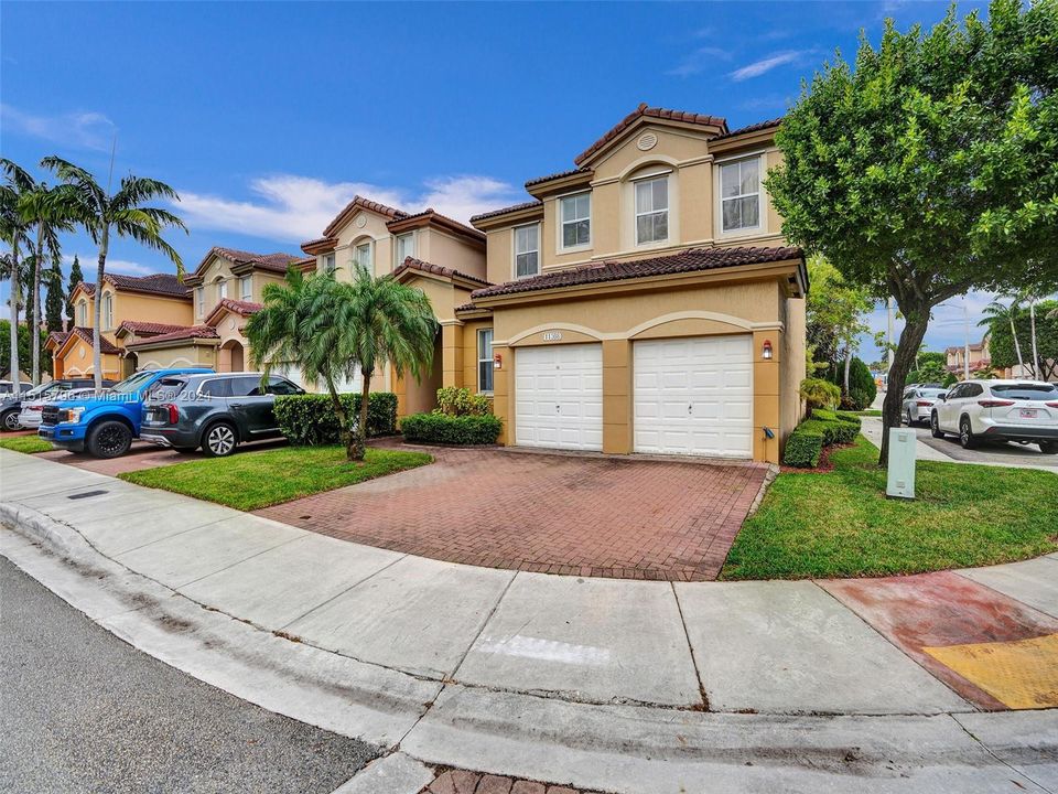 最近售出: $680,000 (4 贝兹, 3 浴室, 2306 平方英尺)