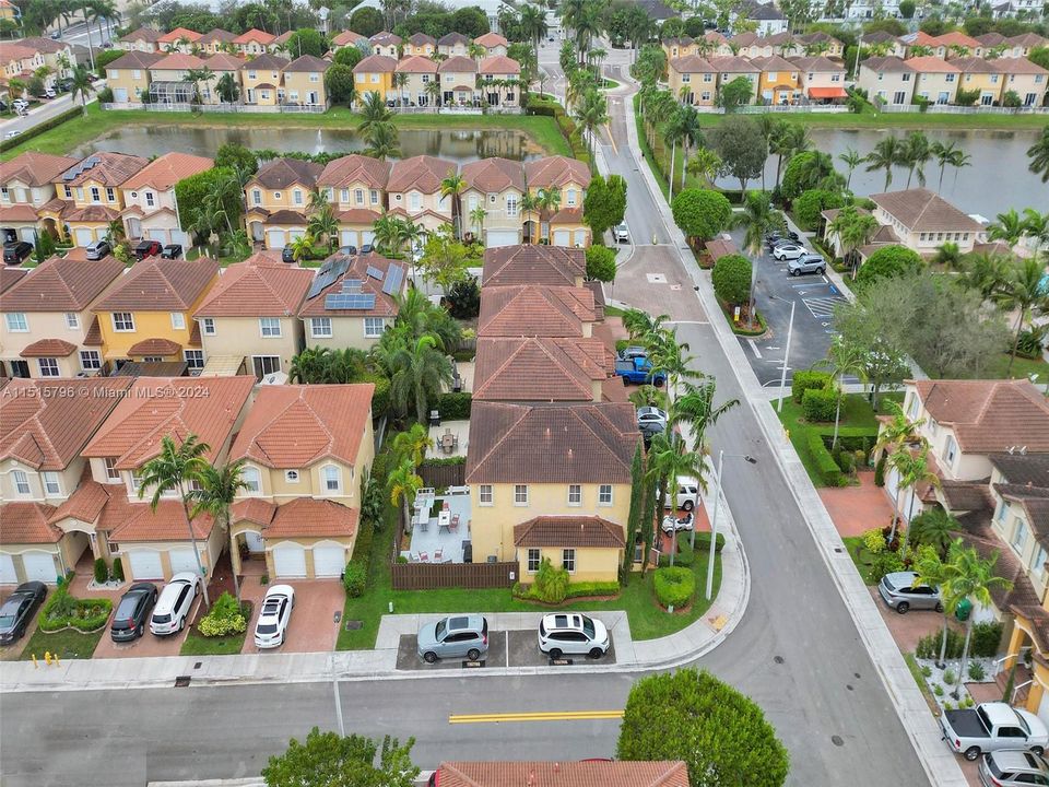 最近售出: $680,000 (4 贝兹, 3 浴室, 2306 平方英尺)