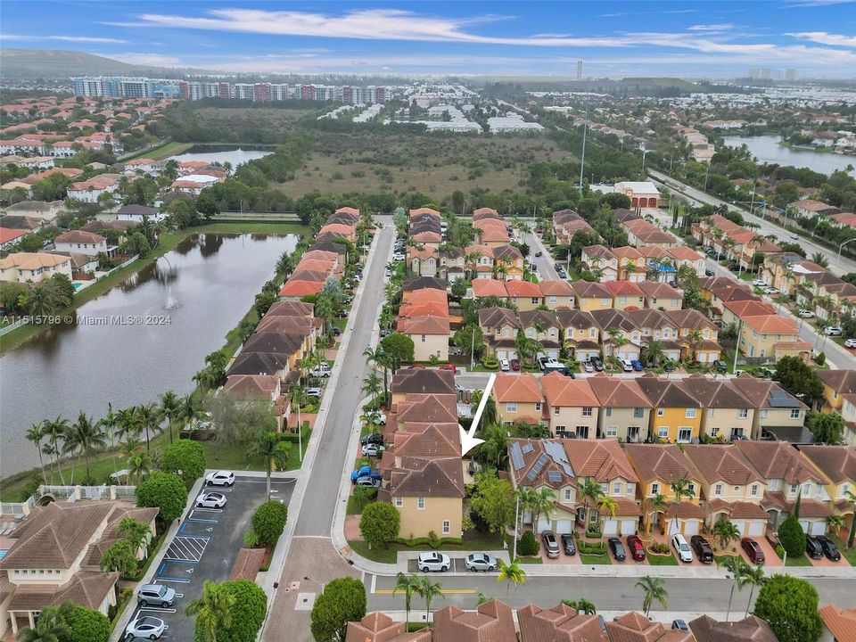 最近售出: $680,000 (4 贝兹, 3 浴室, 2306 平方英尺)