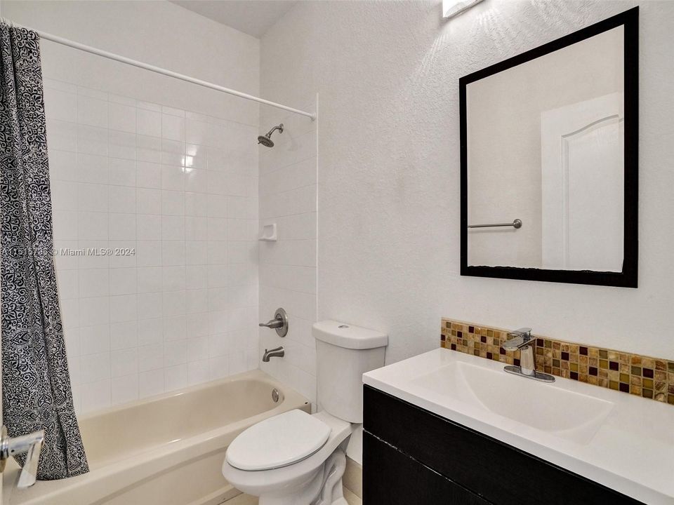 最近售出: $680,000 (4 贝兹, 3 浴室, 2306 平方英尺)