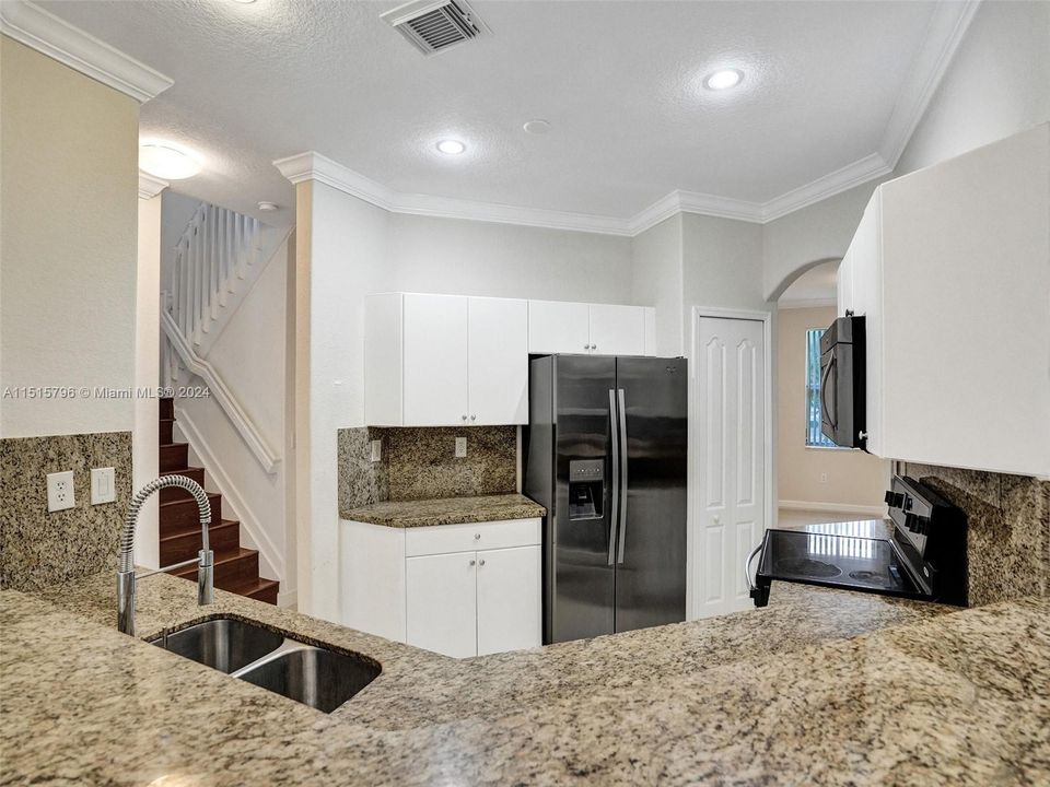 最近售出: $680,000 (4 贝兹, 3 浴室, 2306 平方英尺)