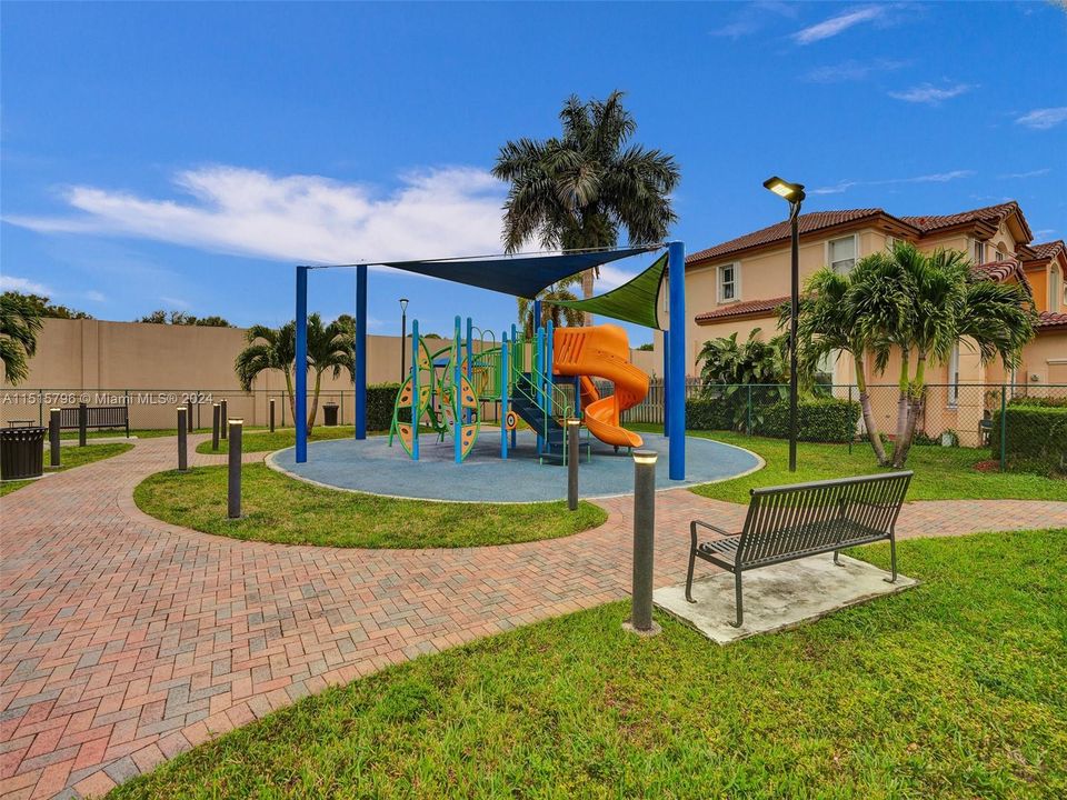 最近售出: $680,000 (4 贝兹, 3 浴室, 2306 平方英尺)