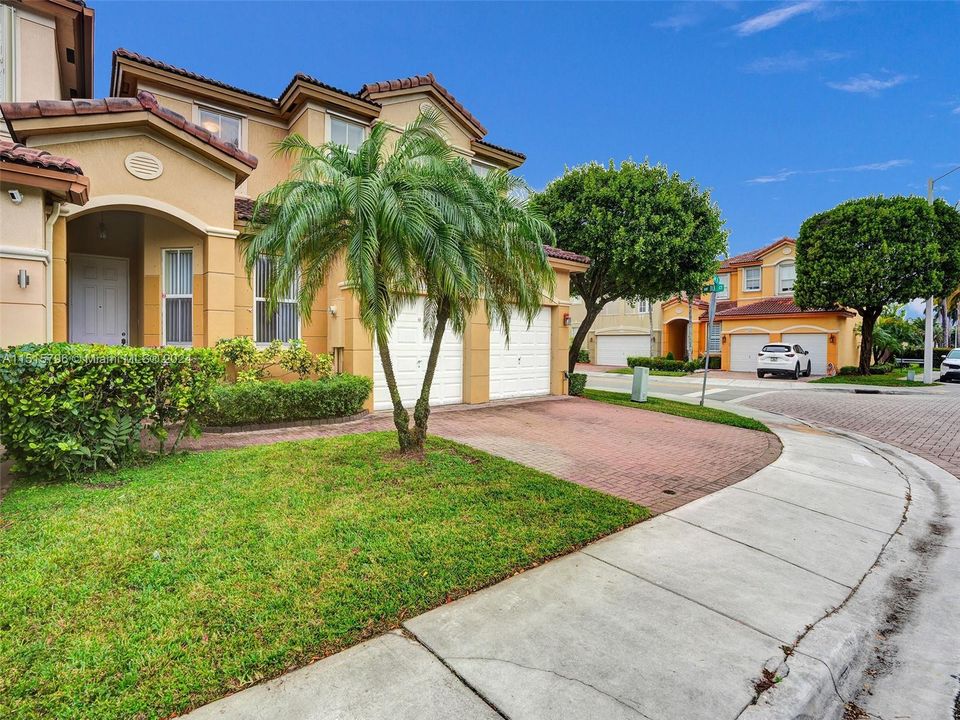 最近售出: $680,000 (4 贝兹, 3 浴室, 2306 平方英尺)