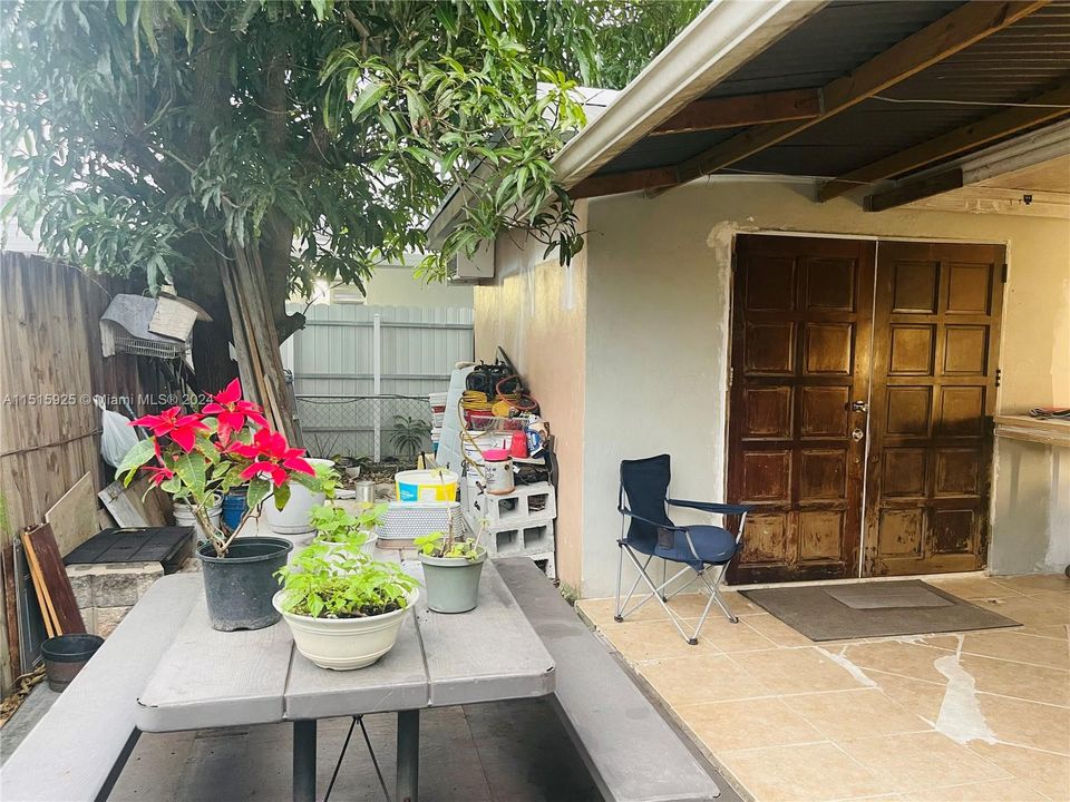 Recently Sold: $550,000 (3 beds, 2 baths, 1383 Square Feet)