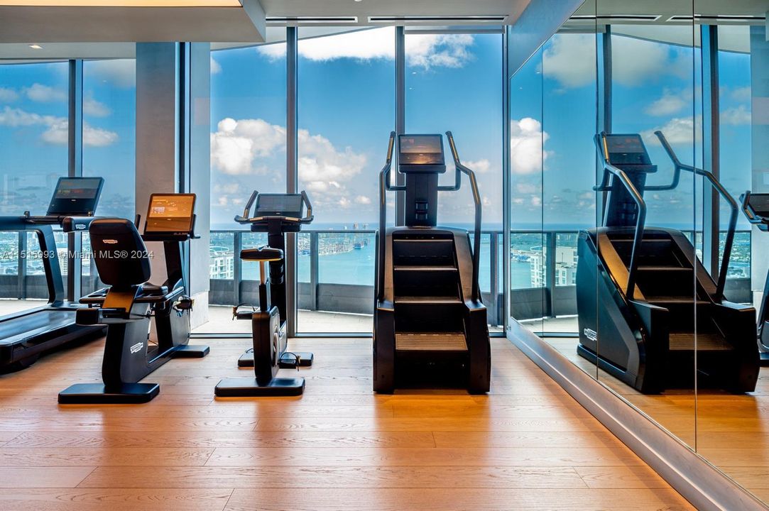 Recently Rented: $4,700 (1 beds, 1 baths, 820 Square Feet)