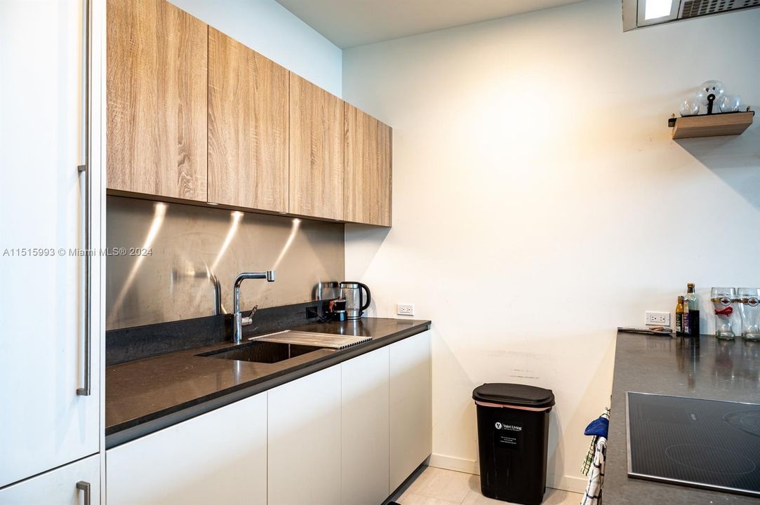 Recently Rented: $4,700 (1 beds, 1 baths, 820 Square Feet)