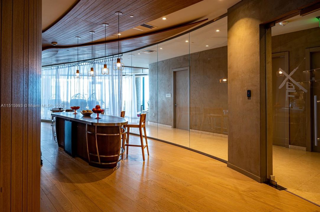 Recently Rented: $4,700 (1 beds, 1 baths, 820 Square Feet)