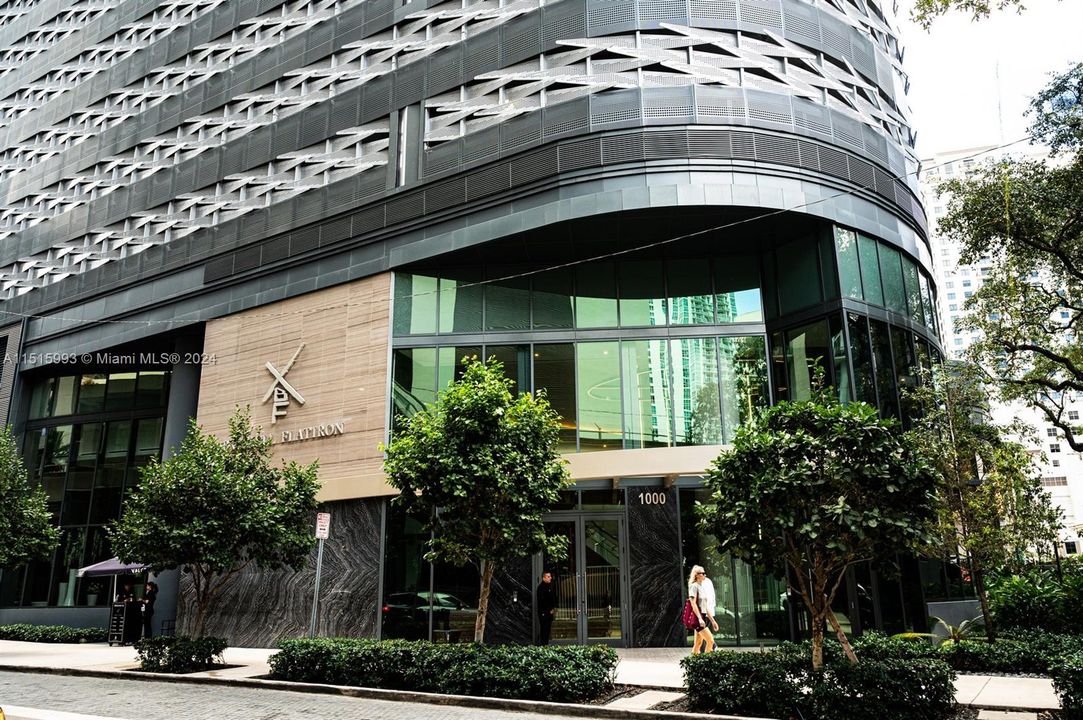 Recently Rented: $4,700 (1 beds, 1 baths, 820 Square Feet)