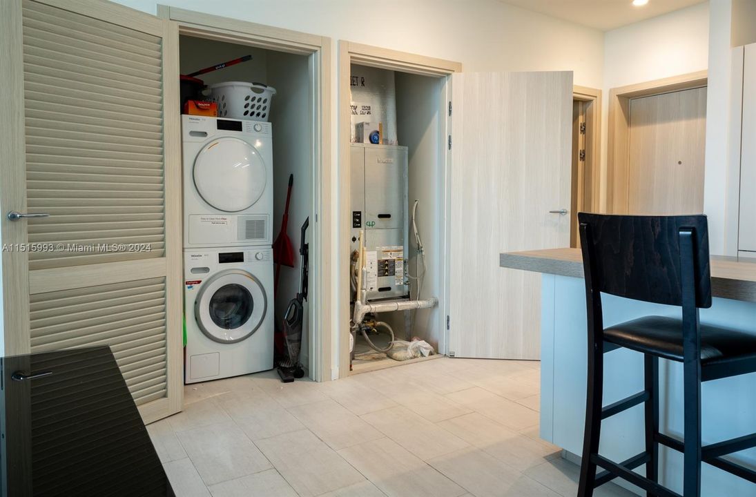 Recently Rented: $4,700 (1 beds, 1 baths, 820 Square Feet)