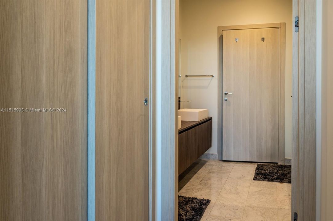 Recently Rented: $4,700 (1 beds, 1 baths, 820 Square Feet)