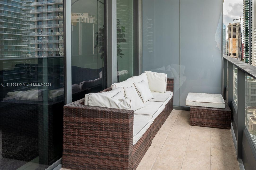 Recently Rented: $4,700 (1 beds, 1 baths, 820 Square Feet)