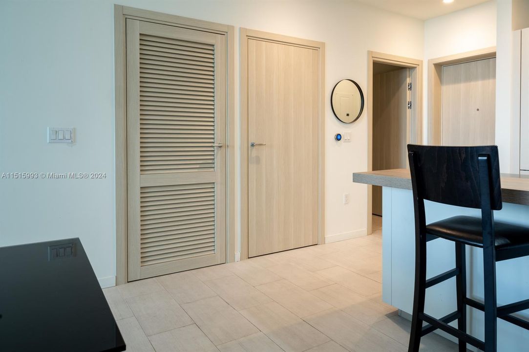 Recently Rented: $4,700 (1 beds, 1 baths, 820 Square Feet)