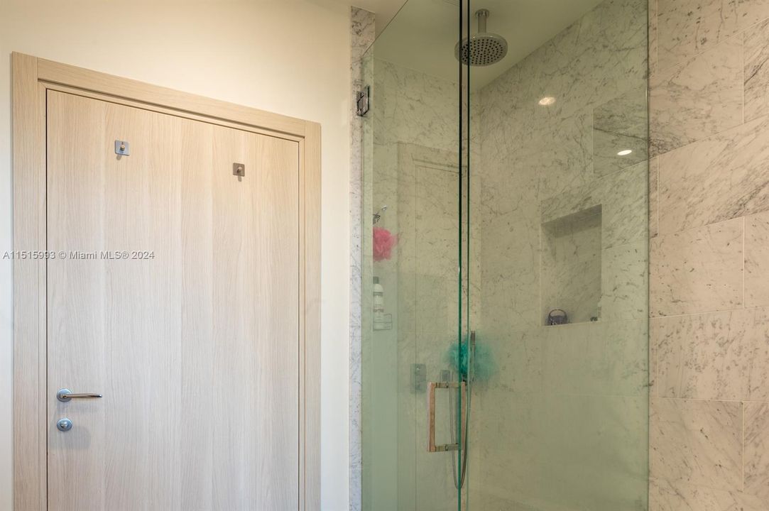 Recently Rented: $4,700 (1 beds, 1 baths, 820 Square Feet)