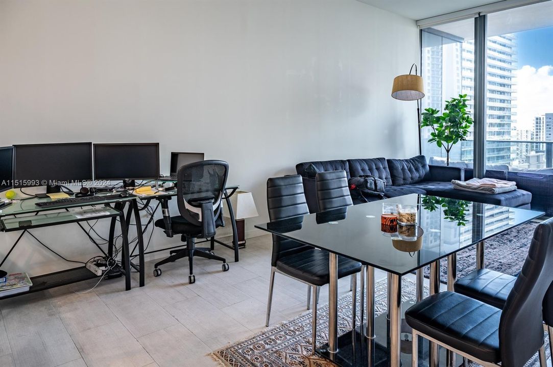 Recently Rented: $4,700 (1 beds, 1 baths, 820 Square Feet)