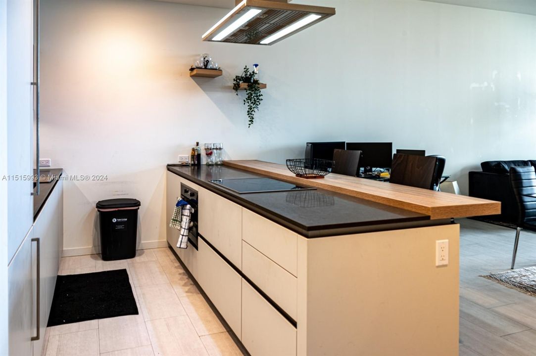 Recently Rented: $4,700 (1 beds, 1 baths, 820 Square Feet)