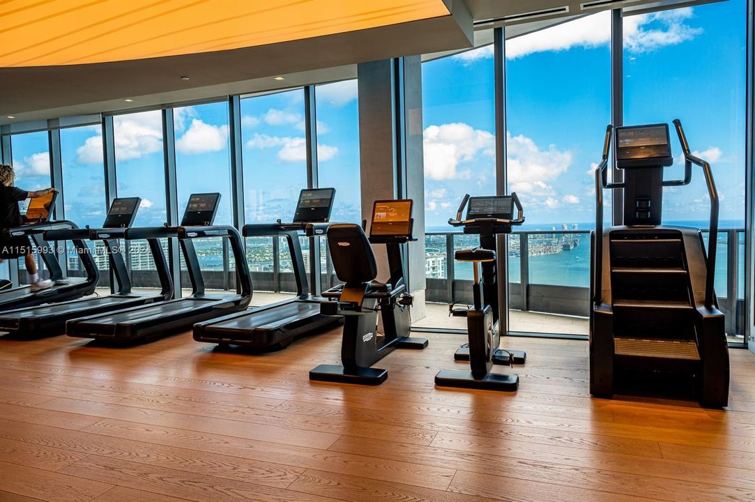 Recently Rented: $4,700 (1 beds, 1 baths, 820 Square Feet)