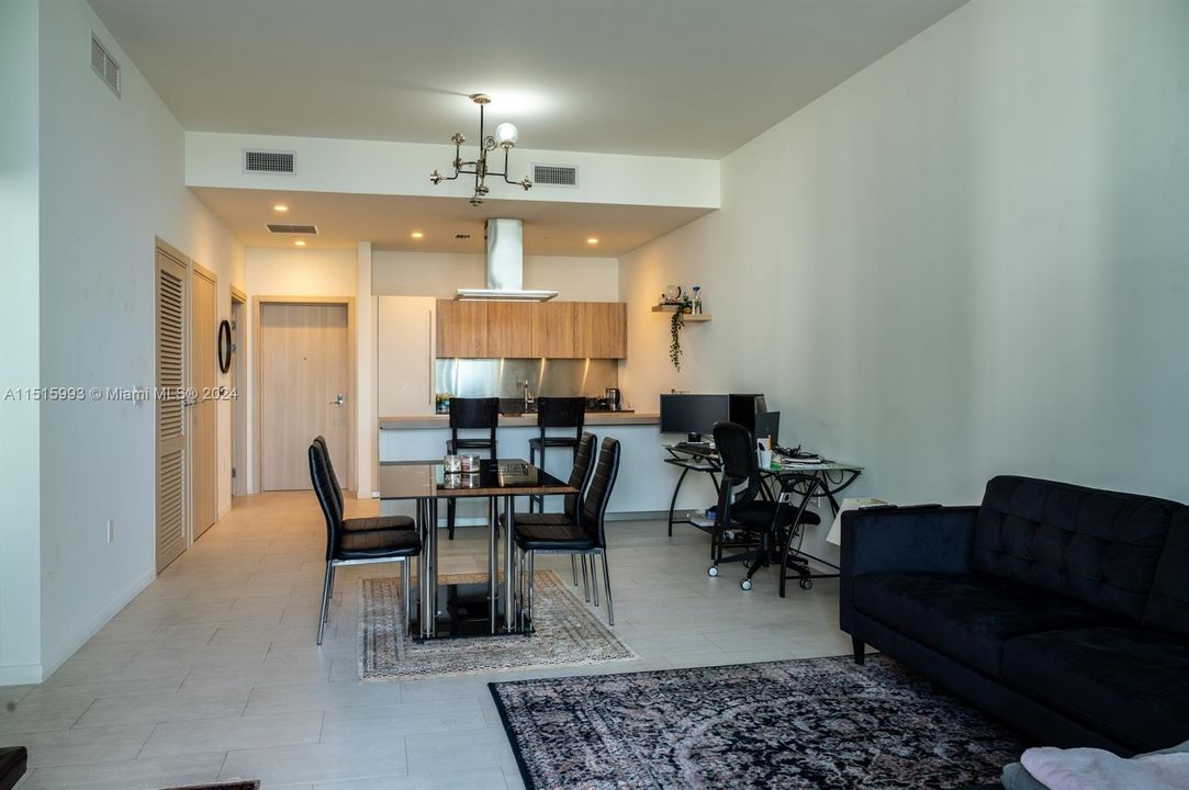 Recently Rented: $4,700 (1 beds, 1 baths, 820 Square Feet)
