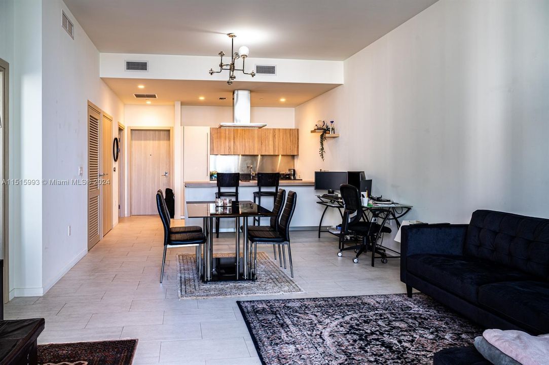 Recently Rented: $4,700 (1 beds, 1 baths, 820 Square Feet)