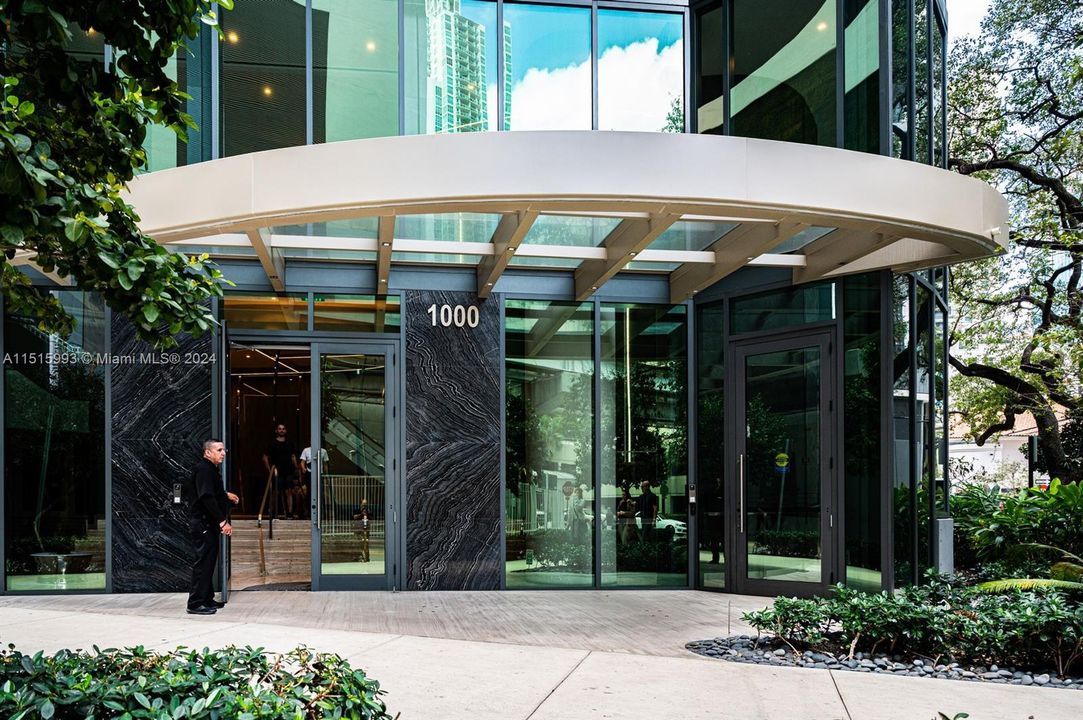 Recently Rented: $4,700 (1 beds, 1 baths, 820 Square Feet)