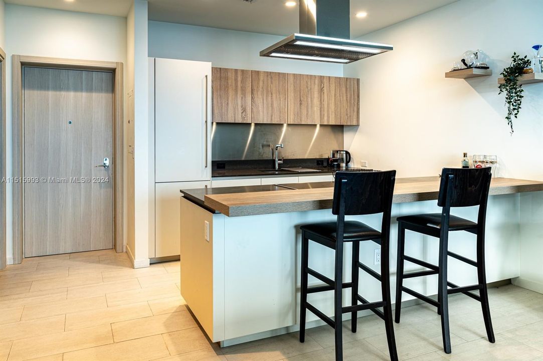 Recently Rented: $4,700 (1 beds, 1 baths, 820 Square Feet)