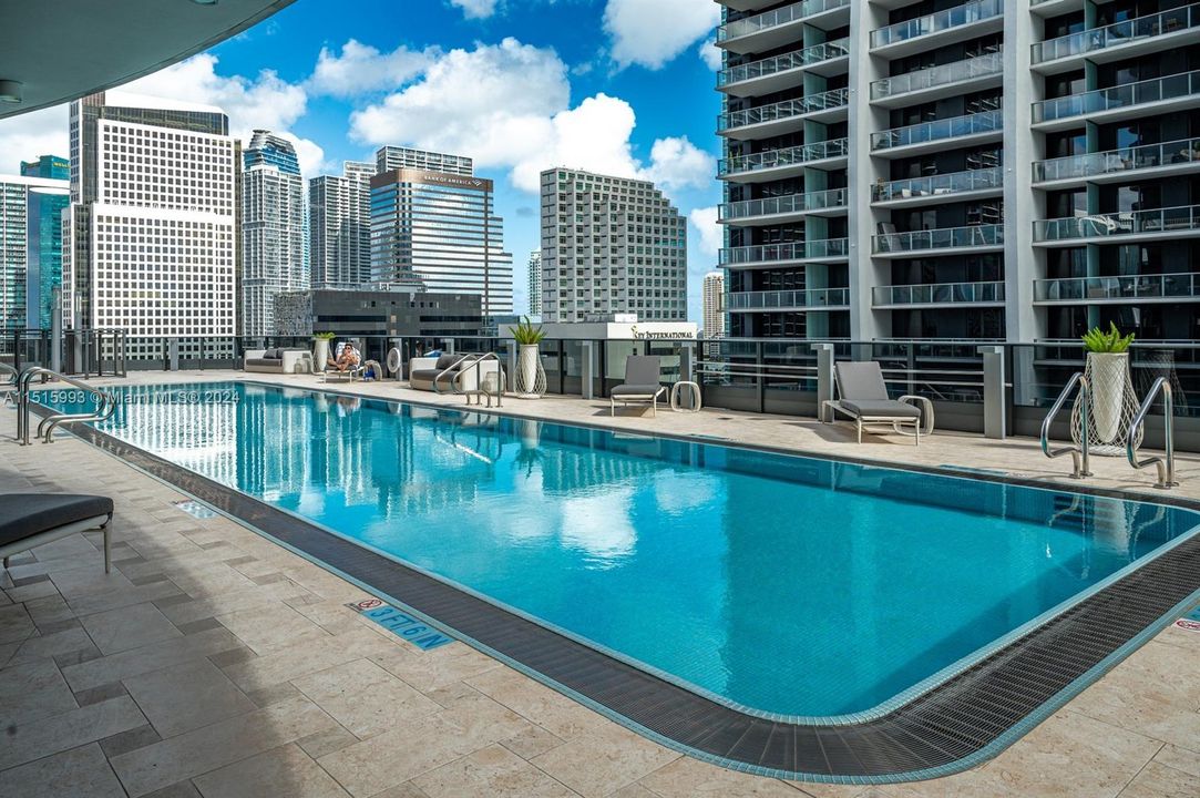 Recently Rented: $4,700 (1 beds, 1 baths, 820 Square Feet)