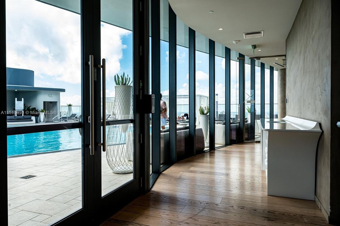 Recently Rented: $4,700 (1 beds, 1 baths, 820 Square Feet)